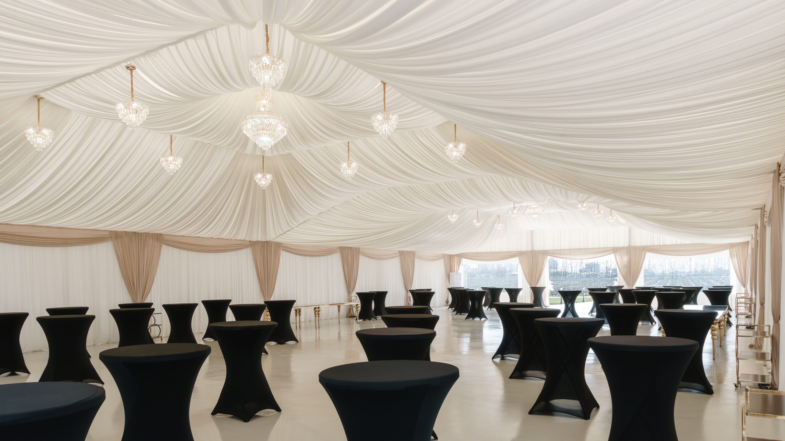 Pavilion evenimente premium de tip business, corporate, academice, cu tavan din drapaje albe și candelabre de cristal, amenajare premium în Timișoara